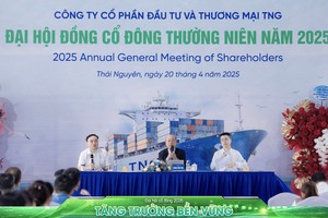 Ông Nguyễn Văn Thời (giữa) và ông Nguyễn Đức Mạnh (trái) ngồi đoàn chủ tọa tại ĐHCĐ thường niên 2025 của TNG