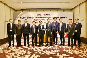 Ông Trần Trung Dũng - Chủ tịch Hội đồng thành viên cùng Ban Lãnh đạo VAMC và Ông Jeong Hoon - Chủ tịch cùng Ban lãnh đạo KAMCO tại buổi ký MOU