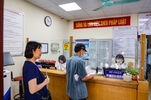 Giải quyết thủ tục hành chính cho người dân.