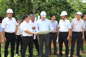 Lãnh đạo UBND tỉnh Quảng Ngãi vừa kiểm tra dự án Nhà máy điện mặt trời Đăk Rơ Sa.