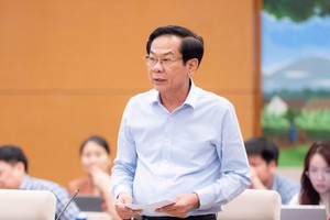 Bộ trưởng Bộ Nội vụ Đỗ Thanh Bình trình bày tờ trình dự án luật.