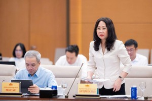 Bộ trưởng Bộ Văn hóa, Thể thao và Du lịch Lâm Thị Phương Thanh trình bày tờ trình - Ảnh: Mediaquochoi.