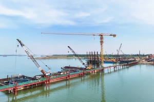 Cầu Hồng Hà thuộc dự án Vành đai 4 - Vùng thủ đô Hà Nội đang được CC1 và các nhà thầu thi công