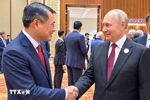 Thủ tướng Lê Minh Hưng gặp ngắn Tổng thống Liên bang Nga Vladimir Putin. (Ảnh: Dương Giang/TTXVN)