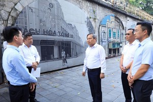 Chủ tịch UBND TP. Hà Nội Vũ Đại Thắng cùng Đoàn công tác kiểm tra thực địa tại khu vực 131 vòm cầu đường sắt phía Nam cầu Long Biên (Phùng Hưng - Gầm Cầu). Ảnh: Lê Hải.