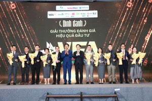 Ban tổ chức vinh danh các quỹ ở hạng mục Hiệu quả đầu tư 5 năm kỳ đánh giá 2021-2025 . Ảnh: Dũng Minh