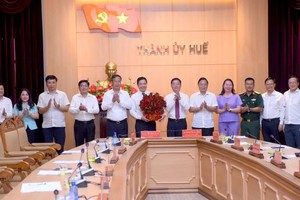 Đại biểu dự Hội nghị tặng hoa chúc mừng ông Trịnh Mạnh Linh