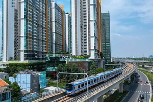 Theo chính sách vừa được thông qua, ranh giới quy hoạch khu vực TOD do Chủ tịch UBND TP.HCM chấp thuận, bao gồm nhà ga, đề-pô và vùng phụ cận trong phạm vi tối đa 1.000 m tính từ tâm quy ước của nhà ga, đề-pô. Ảnh: Lê Toàn. 
