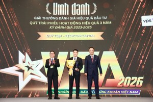 Ông Phí Tuấn Thành, Tổng giám đốc Techcom Capital nhận vinh danh từ Ban tổ chức