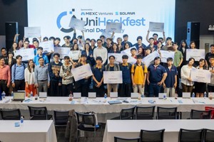Toàn cảnh 17 đội thi tại vòng chung kết UniHackfest 2026, tranh tài ở 3 track với các giải thưởng danh giá, ghi dấu hành trình sáng tạo và phát triển sản phẩm của sinh viên.
