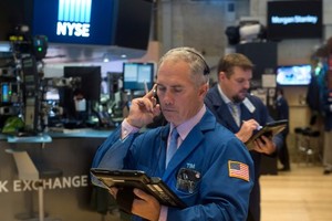 Khối ngoại ồ ạt gom cổ phiếu lớn, tiếp tục bán mạnh cổ phiếu thép trong phiên đầu tuần 30/10