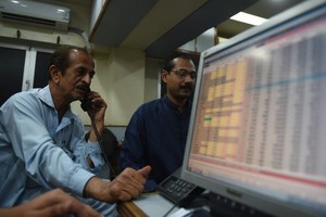 Khối ngoại tiếp tục rót mạnh tiền vào HOSE, bán ra trên HNX trong phiên 4/1