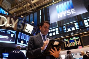 Fed giảm lãi suất, giới đầu tư hồ hởi xuống tiền