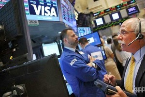 Phố Wall có phiên rung lắc mạnh đầu tuần do ảnh hưởng của nhóm cổ phiếu công nghệ (Ảnh minh họa: AFP)
