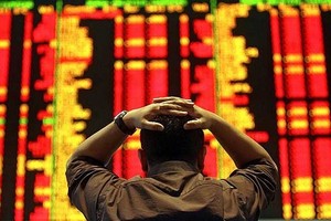 Thị trường chứng khoán Trung Quốc giảm gần 8% khi đóng cửa phiên đầu tuần. Ảnh: AFP