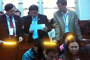 Đại diện Ngân hàng Agribank và chi nhánh Nam Hà Nội trình bày tại tòa (ảnh chụp qua màn hình)