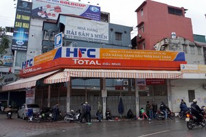 Nguyễn Mạnh Hà (trưởng ca bán hàng tại cây xăng 436 Trần Khát Trân) thừa nhận, gắn chíp vào 3 cột bơm xăng để gian lận xăng dầu.