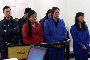 Bị cáo Mai (đứng giữa) và các đồng phạm