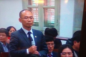 Đại diện ủy quyền PVN trả lời câu hỏi của HĐXX. 