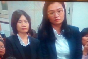 Đại diện ủy quyền của Oceanbank trình bày trước tòa. 