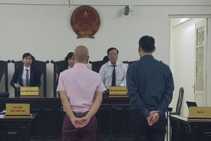 Hai bị cáo tại tòa.