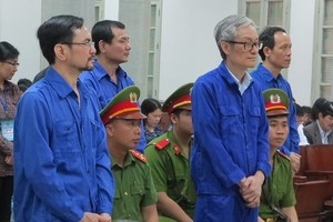 Bị cáo Trịnh Khánh Hồng (bên trái) trước vành móng ngựa.