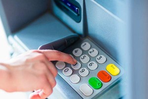 Rút tiền quên thẻ ATM, suýt mất 30 triệu đồng