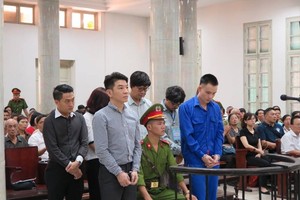 Các bị cáo hầu tòa sáng 21/8.