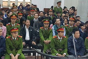 Các bị cáo tại phiên tòa lần thứ nhất.