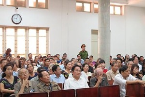 Nhiều bị hại đến tham dự phiên tòa.