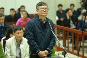 Bị cáo Trịnh Xuân Thanh (bên trái) và Đinh Mạnh Thắng. Ảnh: báo Công an