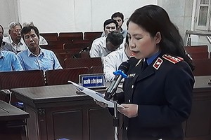 Đại diện VKSND phát biểu bài luận tội (Ảnh chụp qua màn hình).