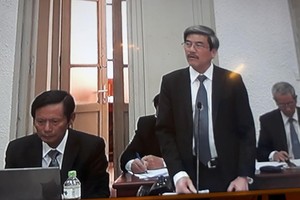 Luật sư Nguyễn Huy Thiệp bào chữa cho bị cáo Đinh La Thăng.