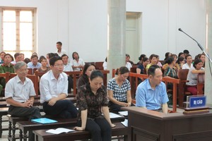 Bị cáo Nguyệt (áo xanh).