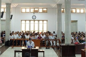 Quang cảnh phiên tòa.