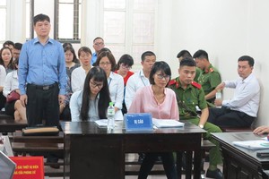 Bị cáo Hồng Anh mặc áo xanh nhạt tại tòa.