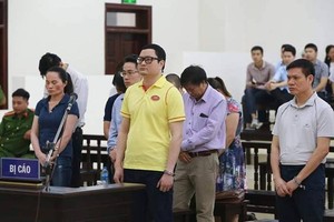 Bị cáo Tiệp mặc áo vàng