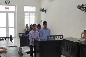 Hai bị cáo tại tòa.