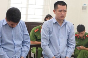 Hai bị cáo tại tòa.