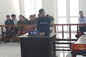 Vẽ gia cảnh có thế, thuê người đóng giả phụ huynh lừa tiền, lừa cả tình đến mức mang thai... bị giục cưới