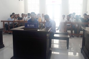 Minh và Dũng tại tòa.