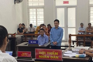 Hai bị cáo tại tòa.