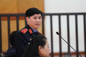 Đại diện VKS đối đáp tại tòa. 