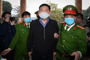 Ông Đinh La Thăng bị dẫn giải tới tòa. Ảnh: Zing.vn