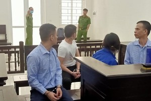 Hà Nội: Xét xử nhóm đối tượng làm tiền giả tại nhà tinh vi