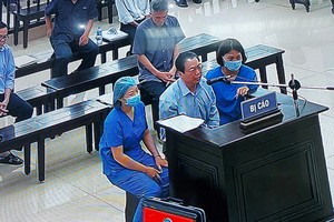 Ông Vũ Huy Hoàng được các nhân viên y tế túc trực hỗ trợ (ảnh chụp qua màn hình)