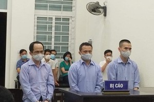 Các bị cáo hầu tòa. 