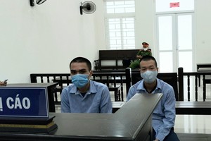 Bị cáo Dư và Tùng tại tòa.