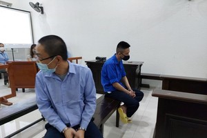 Bị cáo Ngọc quay mặt.