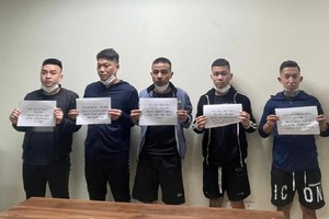 Nhóm đối tượng bị bắt giữ. Ảnh: Công an Hà Nội.